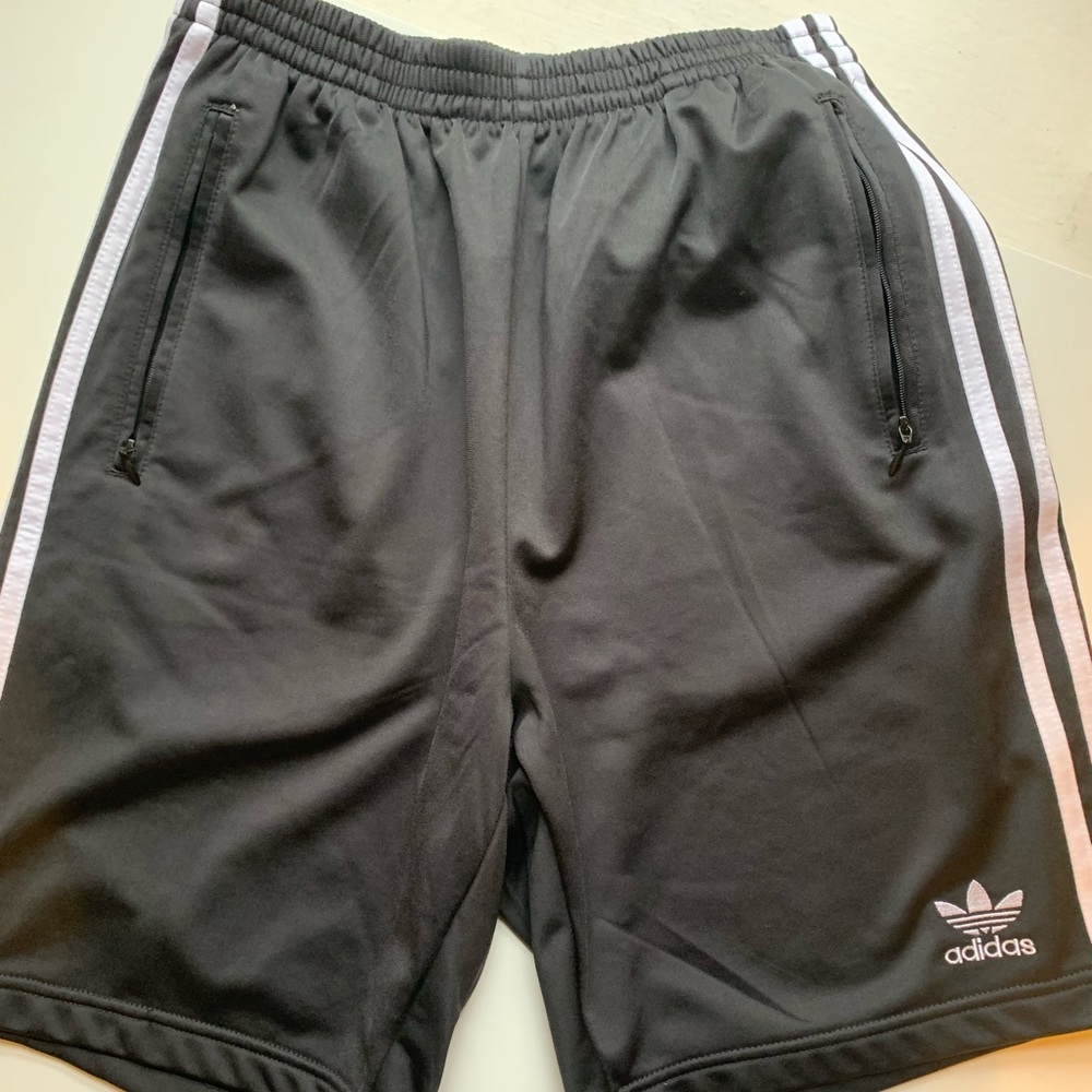 Mens black adidas sport shorts, fast removal with side snap buttons mens small